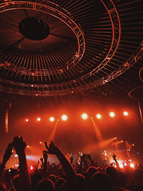 salle de concert lumières rouge foule